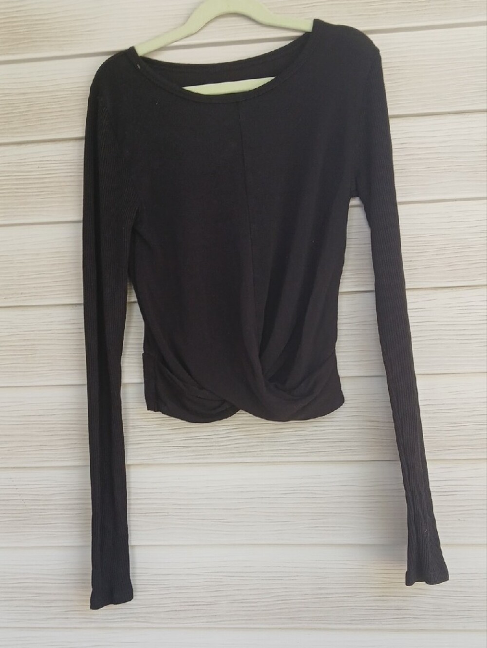 ALO Yoga Black Long-Sleeve Twist Front Crop Top - Picture 4 of 4